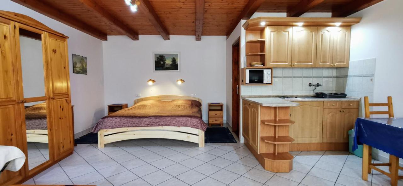 Magyar Apartmanhazak I-Iii. Zalakaros Ruang foto